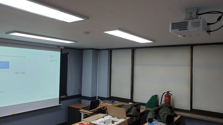 고양시 일산 학원에 강의용 빔프로젝터 스크린 두 곳 천장설치 고양시 일산 학원에 강의용 빔프로젝터 스크린 두 곳 천장설치
