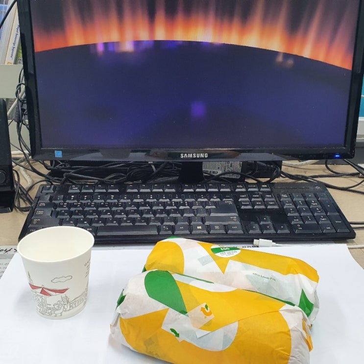  야간 근무 서면서 영화 캔디맨 보는 중...!!!