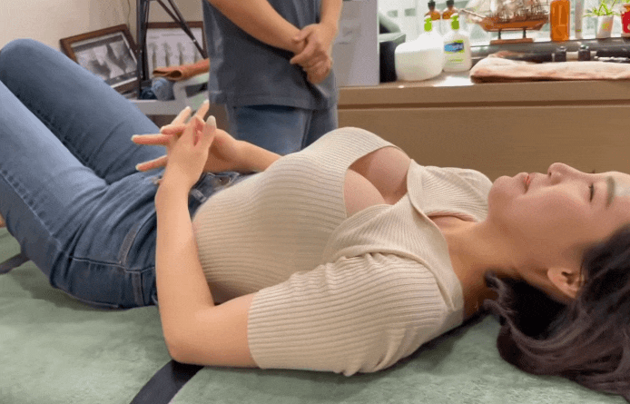 도수치료 받는 스튜어디스과 출신 윤영서 치어리더 도수치료 받는 스튜어디스과 출신 윤영서 치어리더