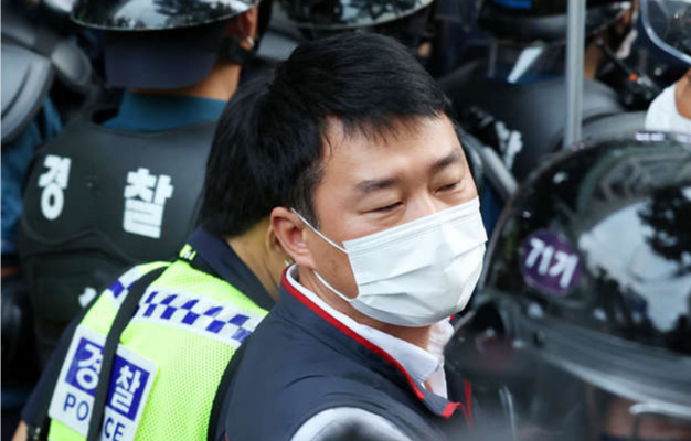 경찰, '불법집회 주도 혐의' <b>양경수</b> 민노총 <b>위원장</b> 검찰 <b>송치</b>