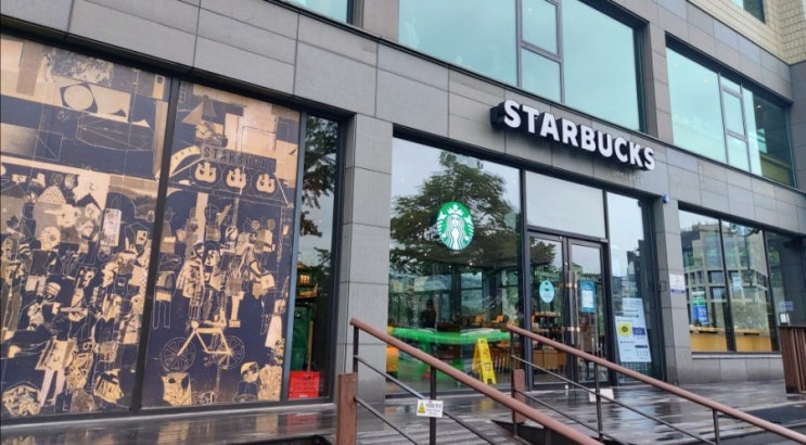 용산 이태원 가볼만한 카페 스타벅스 동빙고점 창밖의 초록뷰 용산 이태원 가볼만한 카페 스타벅스 동빙고점 창밖의 초록뷰