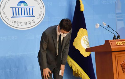 '고발사주' 의혹 관련 기자회견 마치고 소통관 나서는 김웅 의원