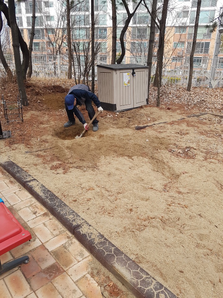  숲속에 모래놀이터