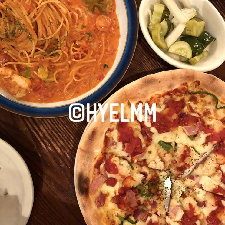  [강남 - 프리모바치오바치(Primo Bacio Baci)] - 낡은 테이블이 보여주는 인기