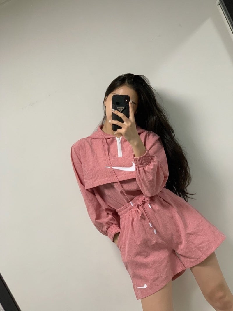 나이키 잔체크 후드 아노락 세트로 등산 가보자고 예쁜 거 못 잃어