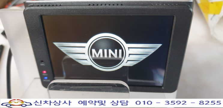 bmw 미니 컨트리맨 순정 블랙박스 화면 터치 불량 수리 사례, 터치가 밀려 다른 것이 동작함. bmw 미니 컨트리맨 순정 블랙박스 화면 터치 불량 수리 사례, 터치가 밀려 다른 것이 동작함.