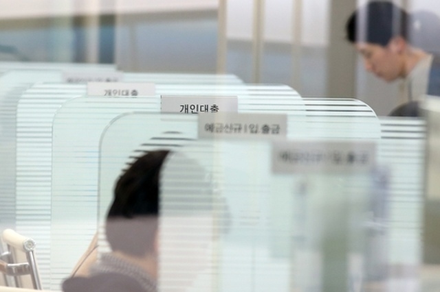 은행 신용대출 막힌 직장인…급전 구하려 보험사 찾아갔더니… 은행 신용대출 막힌 직장인…급전 구하려 보험사 찾아갔더니…