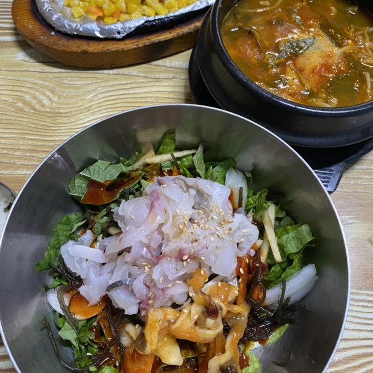 로라의 저녁:회덮밥과 물회 그리고 참지못하고 야식으로 시켜먹은 김스타치킨