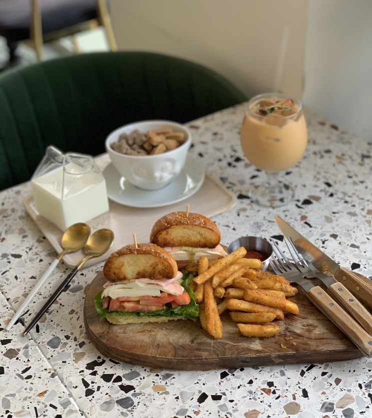 [카페] 예쁜 인테리어에서 여유를 즐기기 좋은 브런치 맛집 영등포 카페 ‘팜스프링스’
