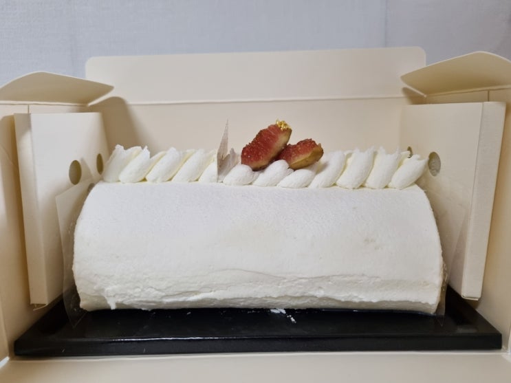 [아띠제 케이크] 영암 무화과 화이트 롤케이크