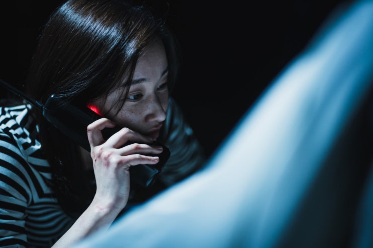  20년 전 과거로부터 전화가 온다면?! 넷플릭스 공포영화 추천 콜(The Call, 2020)