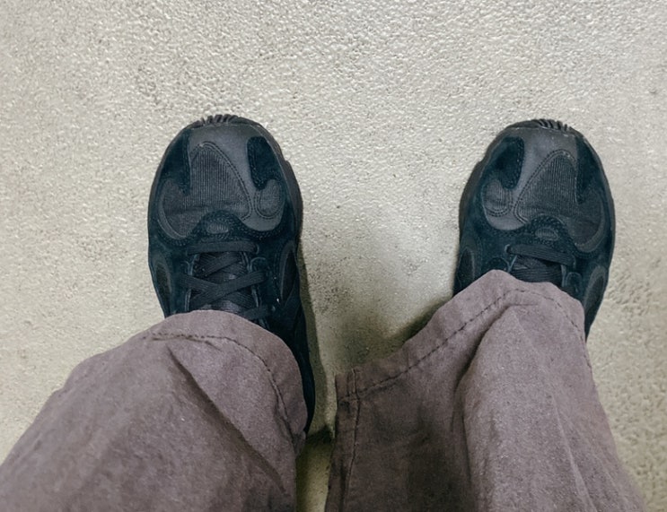 [아디다스 adidas] 영 원 G27026 BLACK : 발 볼 넓은 사람들에게 이보다 찰떡인 신발은 없다...!