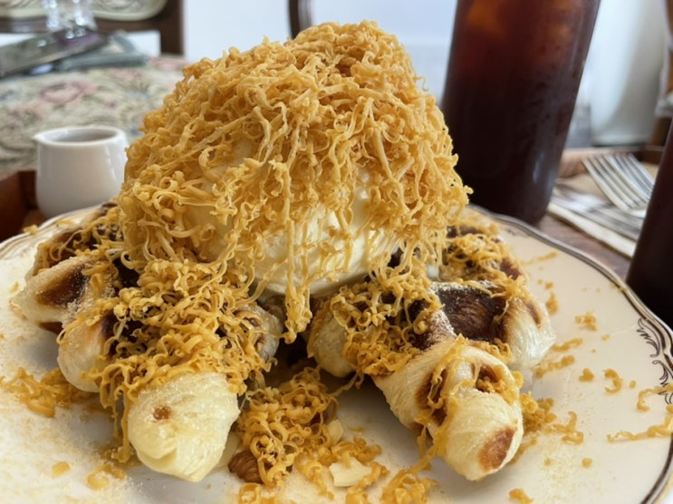  앤틱과 여유로움의 조화 성수 치즈크로플 맛집 다르시