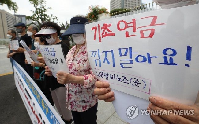 "모든 노인에 기초연금 지급"...기본소득發 보편복지논란, 기초연금으로 확전?