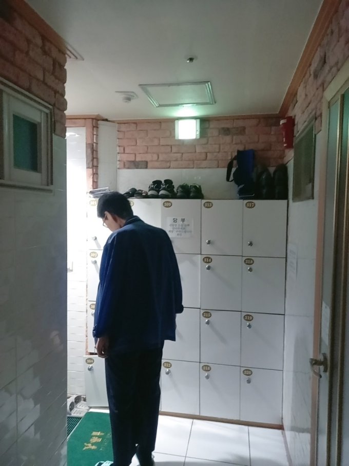 진드기 가득한 방, 담배 냄새나는 복도…노인 더 아프게 하는건 따로있다 진드기 가득한 방, 담배 냄새나는 복도…노인 더 아프게 하는건 따로있다