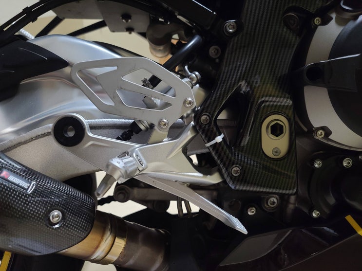  S1000RR 2016 - 순정스텝 상세사진