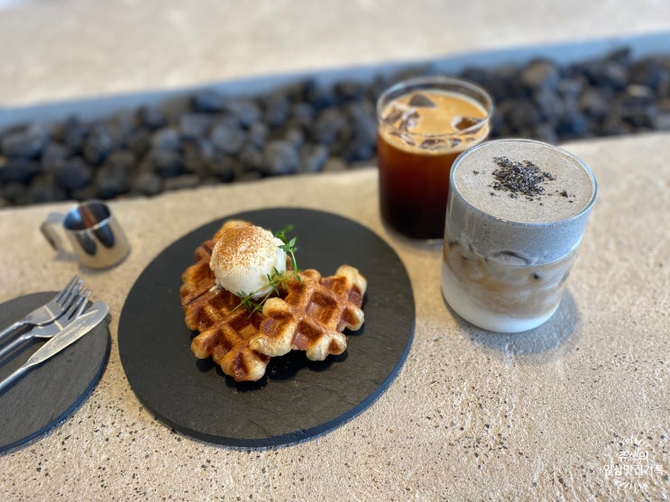  [울산 카페/울산 달동 카페] 흑임자라떼와 크로플이 맛있는 그레이그라운드