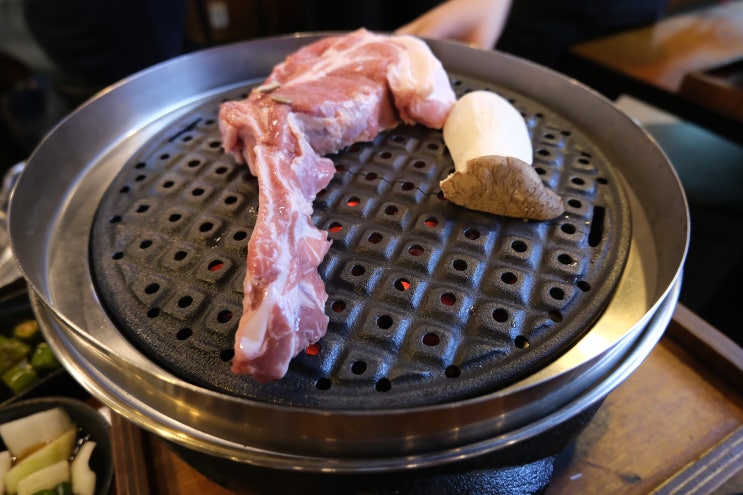 요즘 핫한 돈마호크를 즐겨보자! 강남역 고기집 화로로 로로갈비 + 벌집껍데기