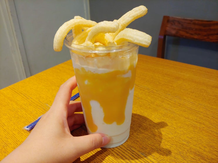  이디야 포스틱 체다치즈와 밀크 쉐이크 단짠단짠 신메뉴 캐미