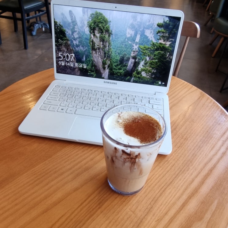  [Review] 스타벅스(Starbucks) 신메뉴 '아이스 블랙 글레이즈드 라떼 (Iced Black Glazed Latte) '(English)