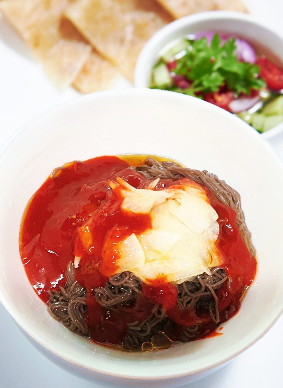  [ 간편요리추천 밀키트 ] 한번 먹으면 잊을 수 없는 감칠맛 면발장인 무김치(냉면무절임) 비빔냉면 철갑농산 밀키트