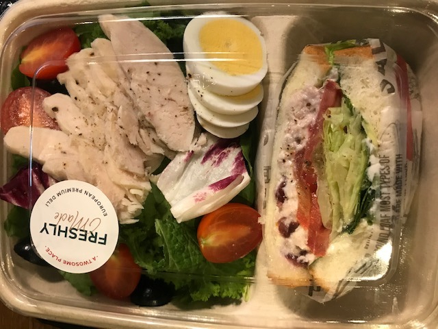  스벅보다 맛있는 투썸플레이스 샌드위치 크랜베리치킨샌드위치 with 샐러드 / 런치 델리박스 소이라떼 맛 가격 판매매장 기프트카드 결제시 유의사항까지