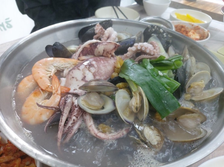  점심에 다정동 대왕해물손칼국수 먹으러 다녀왔어요.