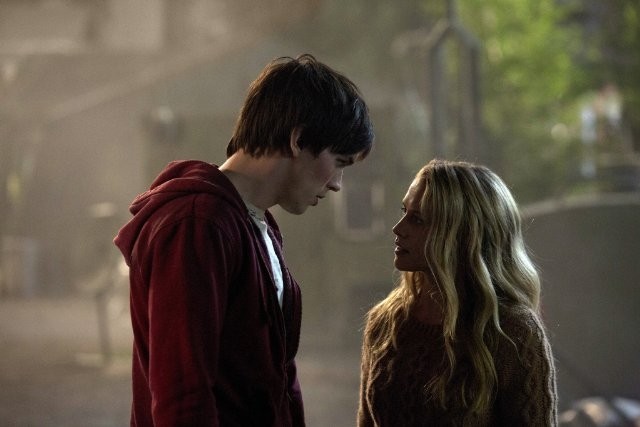  잘생긴 좀비가 사랑에 빠진다면?! 영화 웜 바디스(Warm Bodies, 2013)
