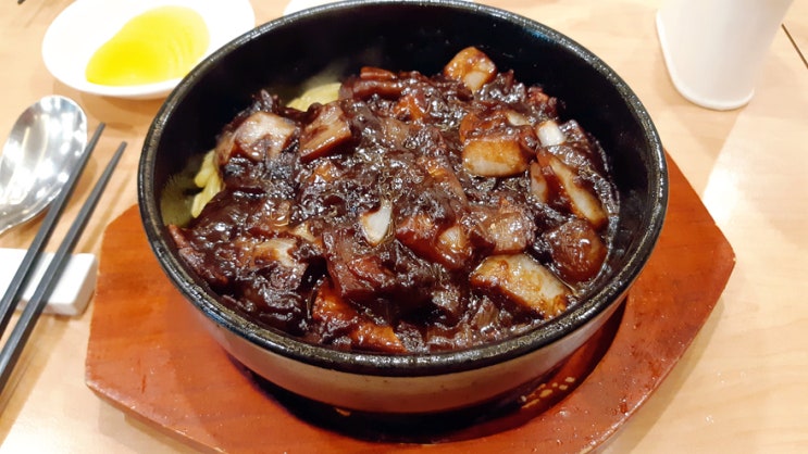서울시청 만복림에서, 비쌀 이유가 없는 돌짜장을 먹어보았다. 돌판짜장이 아님! 서울시청 만복림에서, 비쌀 이유가 없는 돌짜장을 먹어보았다. 돌판짜장이 아님!