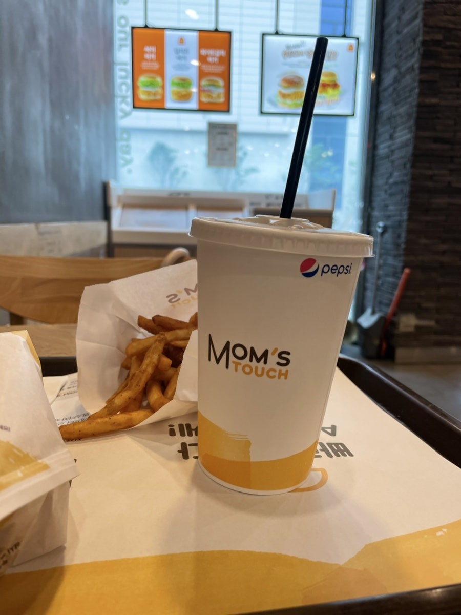 맘스터치 신아산장재점 사진 3