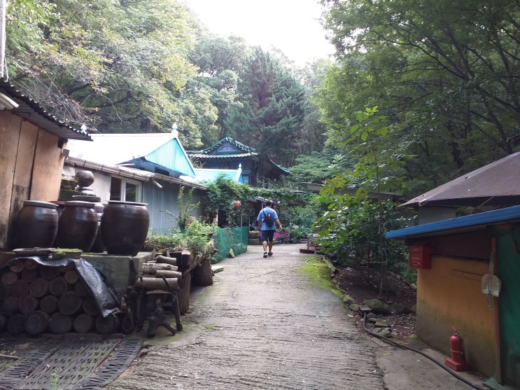  등산로에 있는 작은 사찰. 경기도 분당 골안사(骨安寺)