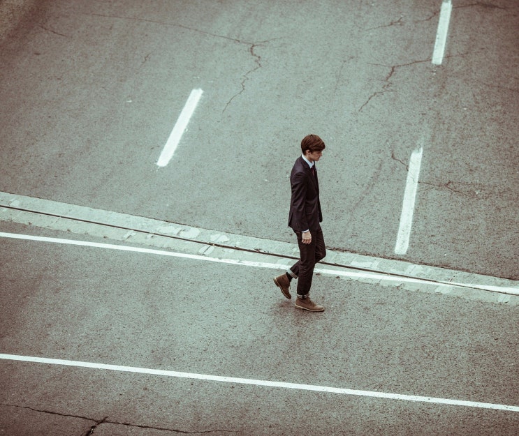  Walk off - 뜻 한방에 이미지로 기억하기 - Walk off  화가 나서 떠나 버리다. 산책하며 소화시키다. 아픈 다리를 치료하기 위해 걷다. 야구 끝내기 안타, 홈런