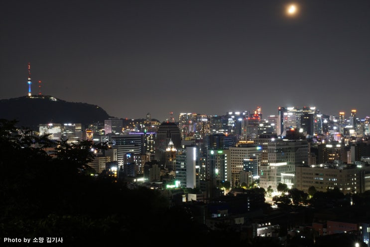 서울 성곽 옆에서 멋진 야경을 감상할 수 있는 낙산공원