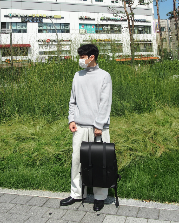  가죽백팩을 활용한 남자 출근룩 코디 '스타일링'