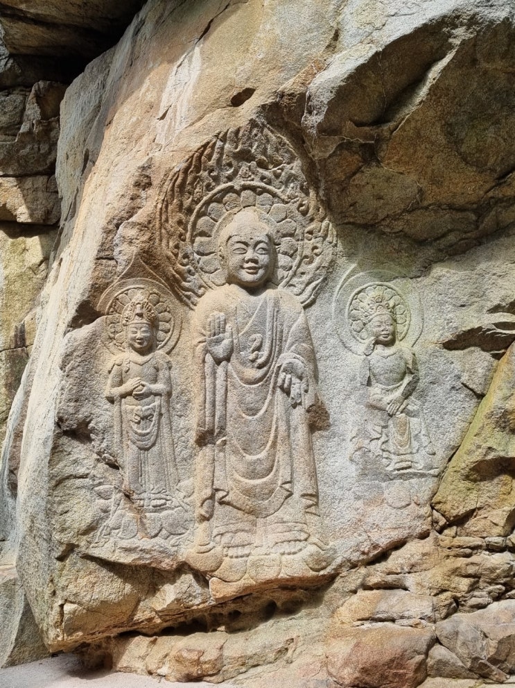 서산 마애삼존불 미소 앞에서 시간을 잊다. 서산 마애삼존불 미소 앞에서 시간을 잊다.