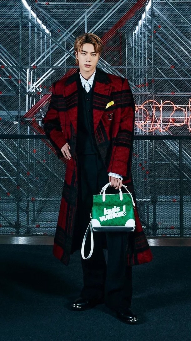 방탄소년단 진  Face of LV Jin's airport outfits feat. the green Louis Vuitton  Litter Bag : 네이버 블로그