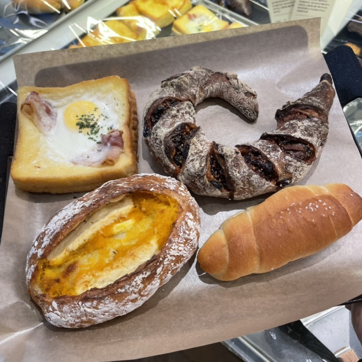  소금빵이 유명한 디저트 찐 맛집 광화문 카페 마호가니 커피