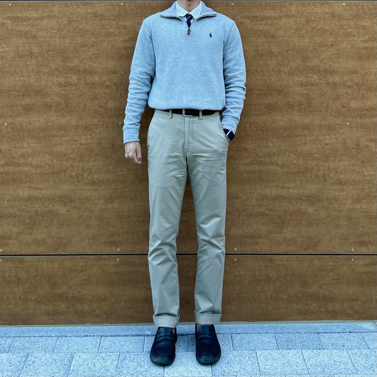 폴로 그레이 하프집업 데일리룩 (폴로 그레이 하프집업, 화이트 옥스포드 셔츠, 폴로 네이비 넥타이, 폴로 치노 팬츠, 락포트 로퍼)