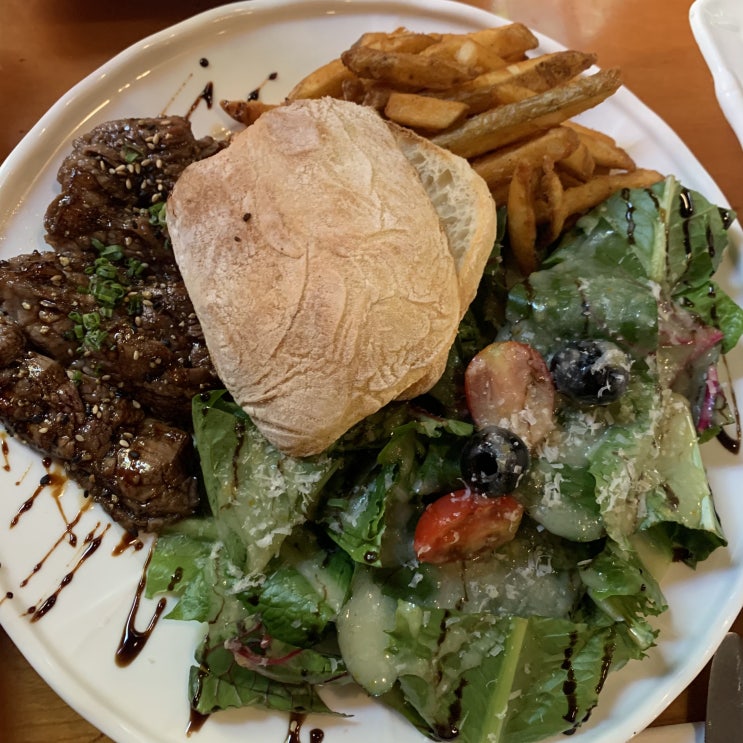 &lt;서울 신사역 맛집&gt; 기분 좋은 하루의 시작, 가로수길 브런치 맛집 "메리고라운드 스테이크" (8.2)