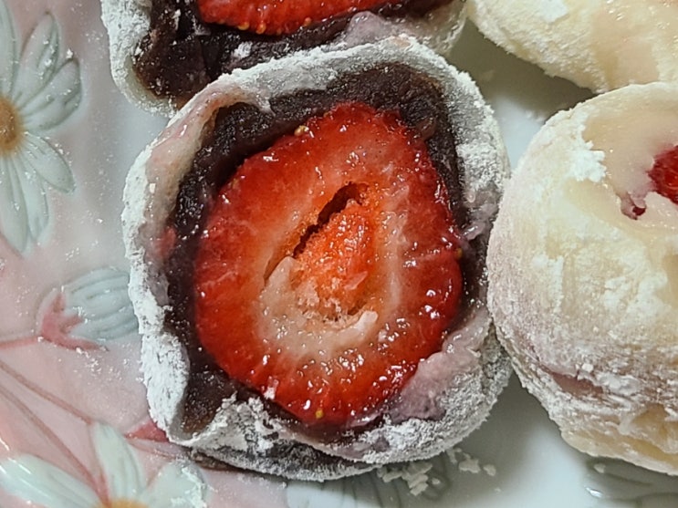  여수 딸기 모찌 :) 팥앙금, 백앙금 맛 친척 동생거 뺏어먹은 후기!