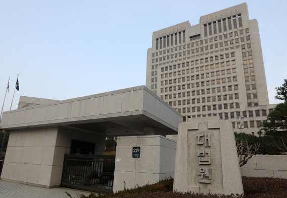 "가입자, 의무 안지켰다" 승소한 보험사... 대법 "판단 다시" "가입자, 의무 안지켰다" 승소한 보험사... 대법 "판단 다시"