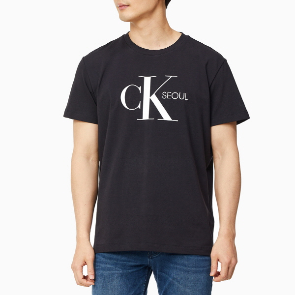 선호도 높은 [CK] 남 J319429 BEH 블랙 시티 캡슐 서울 모노그램 레귤러 핏 반팔 티셔츠 ···