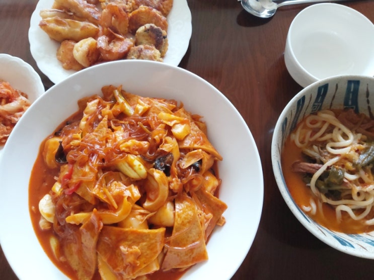 명절음식 재활용 해먹기...잡채떡볶이와 육개장칼국수 명절음식 재활용 해먹기...잡채떡볶이와 육개장칼국수