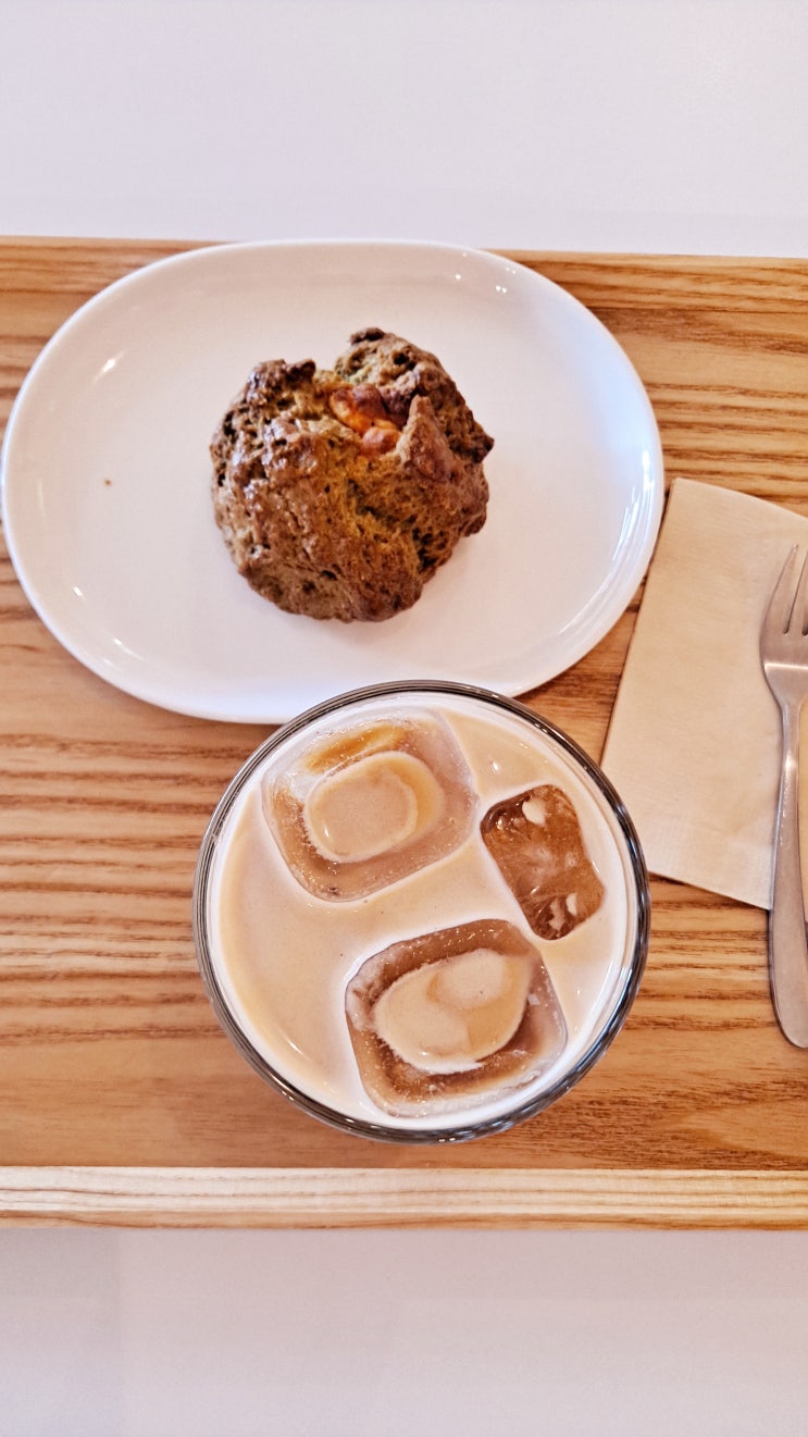 광양 중마동 카페 카페위에 바닐라 라떼, 말차 화이트 초코 스콘