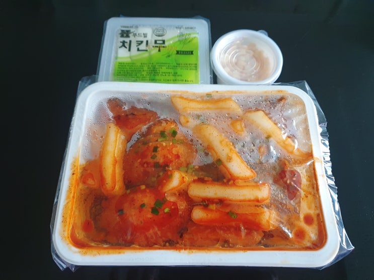  만화책과 치킨. (KELLY 님의 이벤트 당첨 - 훌랄라 참숯 치킨의 참숯핫바베큐)