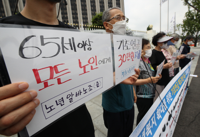  "말단 대리 세금으로 회장님 기초연금 준다?"…65세 이상 무조건 지급, 국회문턱 넘을까 ?