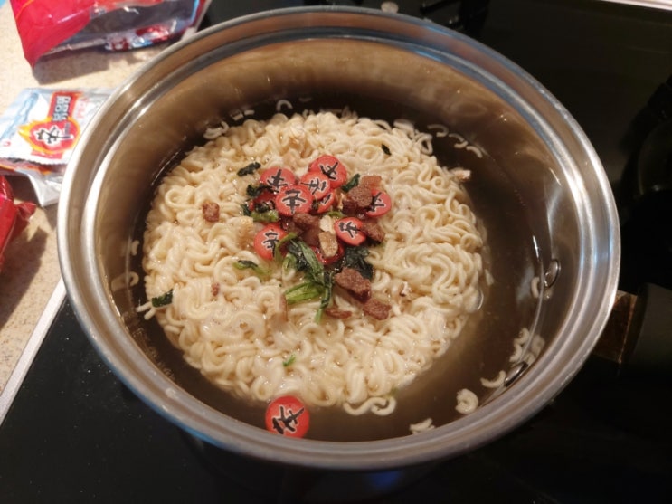  저도 드디어 농심 신라면 볶음면 먹어봤어요~