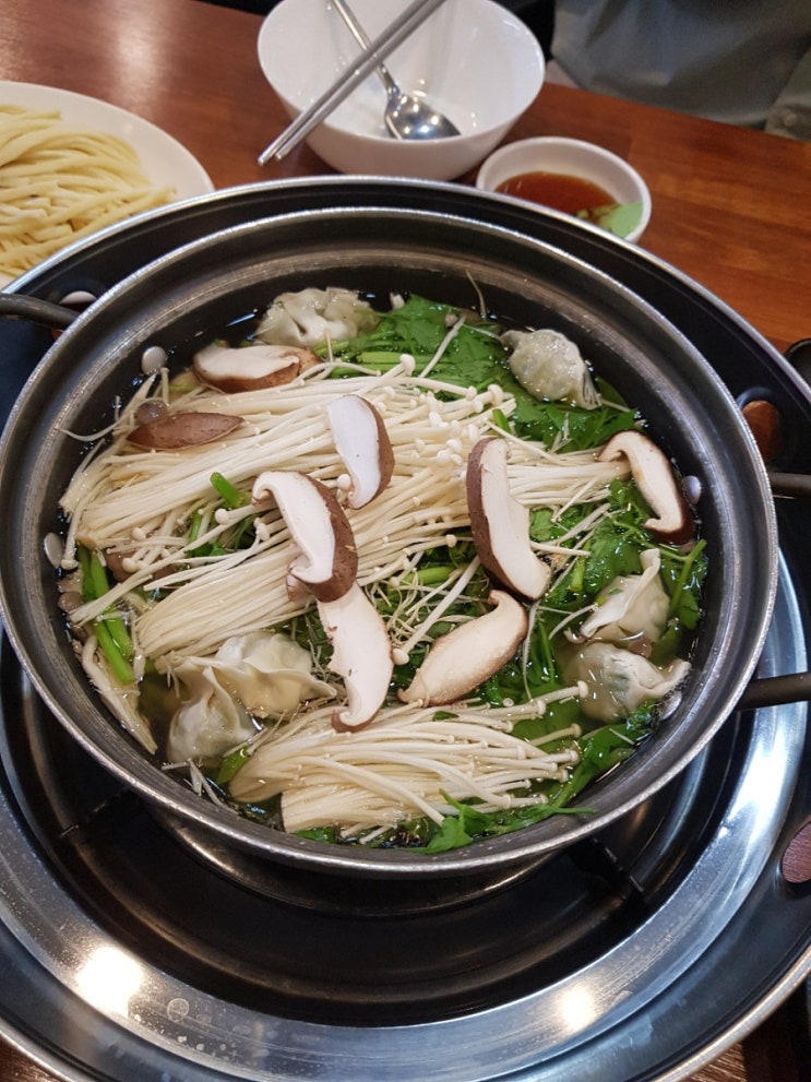  [토람맛집] 이 돈내고 먹는 게 죄송해서 올리는 내돈내산 가성비 존맛 맛집 3종 세트 (수지 괜찮은 버섯 샤브 칼국수, 이대 연어초밥, 노량진 삼삼 가마솥 돈까스 앤 칡불냉면 )