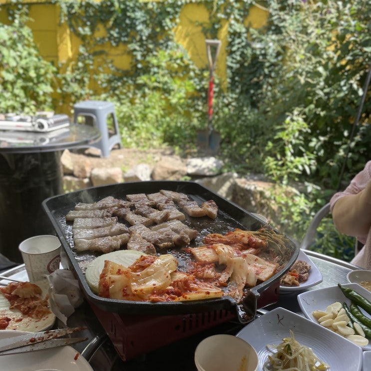  노상까기 좋은 날씨에는 행궁동 수라간 야외 테이블에서 삼겹살 먹어야죠