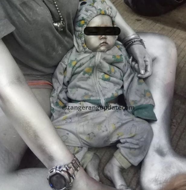 10개월 아기 맡겼더니 은색 칠... 엄마 친구들 구걸에 동원했다 10개월 아기 맡겼더니 은색 칠... 엄마 친구들 구걸에 동원했다